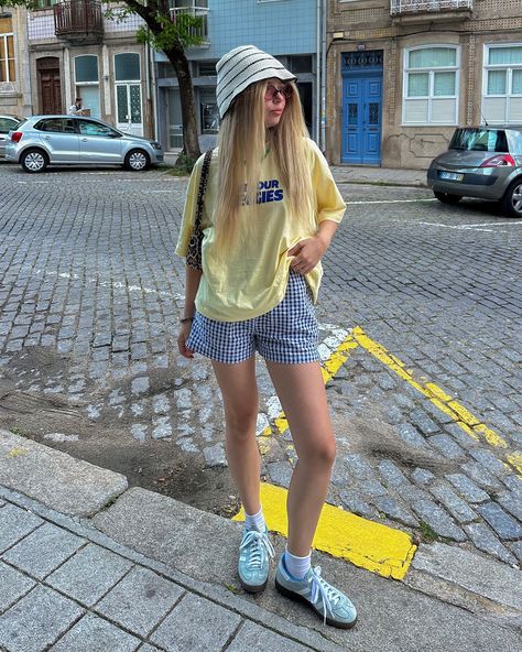 🍋🤭 T-shirt @zara Shorts @stradivarius Panama @zara Sneakers @adidasoriginals Colorful Outfits Aesthetic, Yellow Pants Outfit, Summer Wear For Women, Gazelle Bold, Zara Sneakers, Korean Fashion Summer, Korean Casual Outfits, Yellow Outfit, Butter Yellow