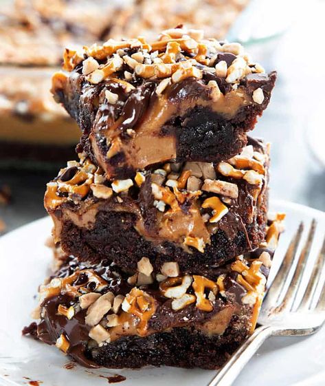 Homesteader Recipes, Caramel Brownies Recipe, Chocolate Caramel Brownies, Chocolate Mint Brownies, Interesting Cakes, Snickers Cheesecake, Amazing Cookies, Gooey Caramel, Salted Caramel Brownies