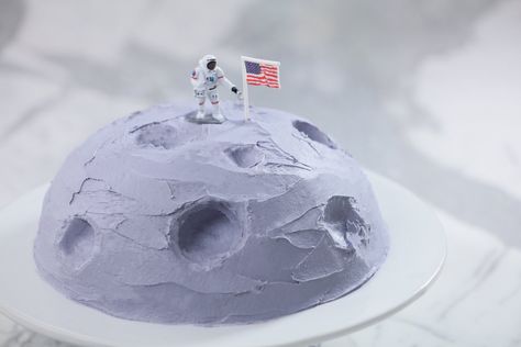 THE MOON IS EARTH'S ORIGINAL SATELLITE. It orbits our little home, reflecting the light of the sun and the shadow of Earth in what are called lunar phases. Some people say that the moon is made of cheese, but I've always thought it was something sweeter. Cake, maybe? Looks like an astronaut even traveled there to g Moon Baby Shower Cake, Chinese Satellite, Lion King Cake, Sailor Moon Cakes, Chinese Moon Cake, Rocket Cake, Nerdy Nummies, Rosanna Pansino, Moon Cake Mold