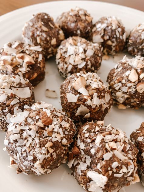 Protein Balls Healthy, Snack Balls, Bariatric Food, Protein Balls Recipes, Coconut Protein, Energy Bites Recipes, Healthy Protein Snacks, Energy Ball Recipe, Protein Bar Recipes