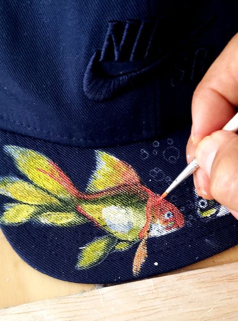 Baseball Cap Decorating Ideas, Baseball Cap Painting Ideas, Cap Painting Ideas, Painted Baseball Cap, Cap Painting, Helmet Painting, Kids Baseball Caps, Hat Diy, Hat Art