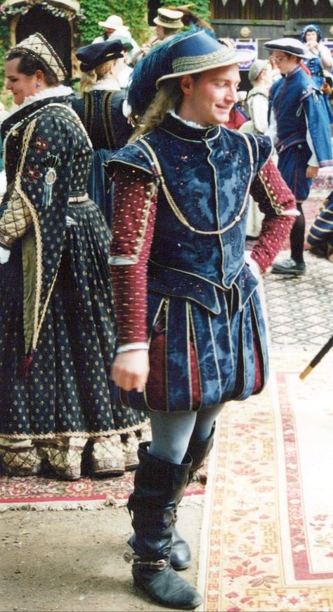 An oldie... Elizabethan mans suit and hat made around 2000 for a client at The Bristol Renaissance Faire Elizabethan Mens Clothing, 1630s Fashion Men, Elizabethan Fashion Men, 1600s Fashion, Mans Suit, Elizabethan Clothing, Elizabethan Dress, Elizabethan Costume, Elizabethan Fashion