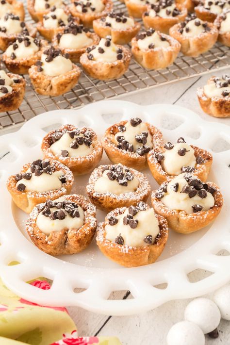 Be the star of any party or get-together with these amazingly easy and delicious Mini Cannoli Cups! A real crowd-pleaser! Cannoli Bites, Chocolate Chip Cannoli, Cannoli Cups, Mini Cannoli, Individual Appetizers, Graduation Party Desserts, Cannoli Filling, Cannoli Recipe, Cream Horns