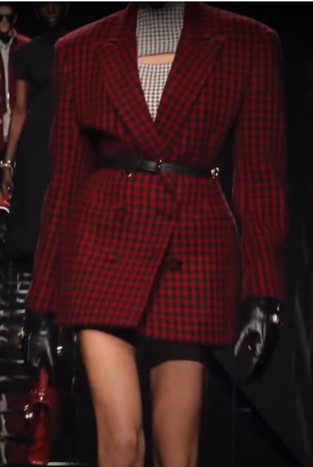 Chic and checkered outfit. Get a classy style even during winter. Adding a belt makes it even more elegant. Go for a red belted blazer to achieve a business casual outfit. This look is slightly sophisticated, it will definitely gives you some parisian style vibes. #fashionweek2020 #versace #beltoutfit #businesswomanoutfits Red Checkered Outfit, Red Blazer Outfit, Outfit Dump, Checkered Outfit, Virtual Outfits, Checkered Coat, Business Casual Outfit, Checkered Blazer, Chic Winter Outfits