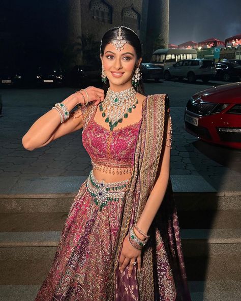 Mahima 🌸 My beaut bride wanted a very soft , non Smokey look! I worked with pinks and very soft skin like brown tones to give her that… | Instagram Sangeet Look Bride Indian, Reception Lehanga, Bridal Pink Lehenga, Pink Lehenga Bridal, Lehenga Looks, Reception Outfit For Bride, Trending Lehenga, Latest Bridal Lehenga, Bridal Sarees South Indian