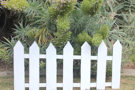 Clearwater Cottage: Easy Cardboard Picket Fence Decoration Cardboard Picket Fence Diy, Diy White Picket Fence Prop, Diy Picket Fence Decoration, Diy White Picket Fence, Farm Props, Picket Fence Ideas, Picket Fence Crafts, Cardboard Ideas, Vbs Decorations