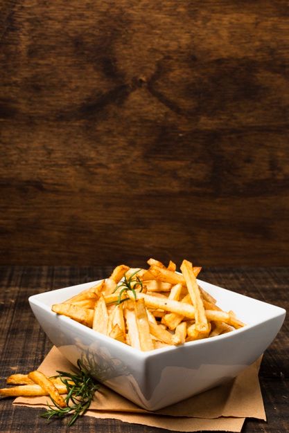 Bowl of french fries on wood table | Free Photo Yummy Fries, French Fries Recipe, Crispy French Fries, Food Photoshoot, 20 Minute Recipes, Food Truck Design, Beef Burger, Beef Burgers, Delicious Burgers