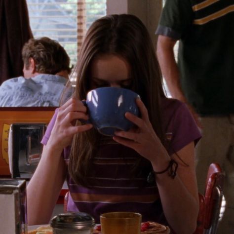 Aestethic Pictures, Gilmore Girls Coffee, Environment Photography, Gilmore Girls Outfits, Gilmore Girl, Alexis Bledel, Lorelai Gilmore, Beautiful Film, Academic Motivation