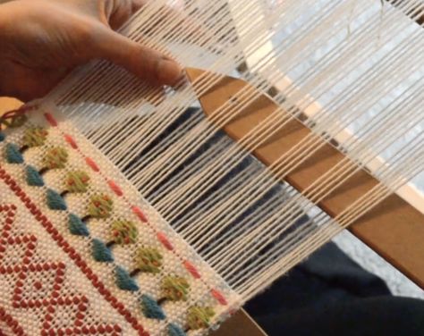 How to weave little trees on a rigid heddle loom Rigid Heddle Weaving Projects, Tapestry Loom Weaving, Rigid Heddle Weaving Patterns, Weaving Book, Rigid Heddle Loom, How To Weave, Loom Craft, Weaving Loom Projects, Rigid Heddle Weaving