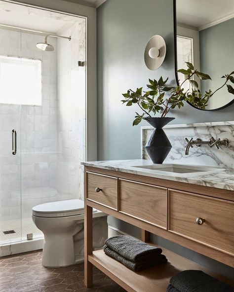 Warm, modern & casual Simple Guest Bathroom Ideas, California Casual Bathroom, Light Grey Bathrooms, Moody Bathroom, Second Bathroom, Bathroom 2024, Austin House, Bathroom Redesign, Austin Homes