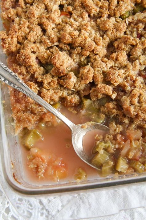 Rhubarb Crisp with Apples and Crunchy Oatmeal Topping Rhubarb Apple Crisp, Crunchy Oatmeal, Rhubarb Crunch, Rhubarb Crumble Recipes, Apple Crisp With Oatmeal, Apple Crisp Topping, Oatmeal Toppings, Strawberry Rhubarb Crisp, Rhubarb Desserts