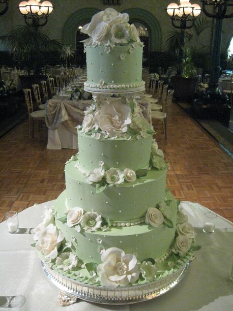 Green Cakes For Quinceanera, Wedding Cake Light Green, Enchanted Forest Cake Quinceanera Green, Green Quinceanera Theme Cake, Princess Tiana Wedding Cake, Sage Green 15 Cake, Princess And The Frog Quinceanera Cake, Sage Quince Cake, Princess And The Frog Wedding Theme Cake