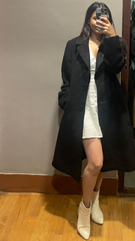 Long Coat Dress Outfit, Black Overcoat Outfit Women Winter, Long Coat With Dress Outfit, Long Overcoat Outfit Women, Black Overcoat Outfit Women, Long Coat Outfit Casual, Long Black Coat Outfit, Dress Outfits Winter, Long Jacket Outfit