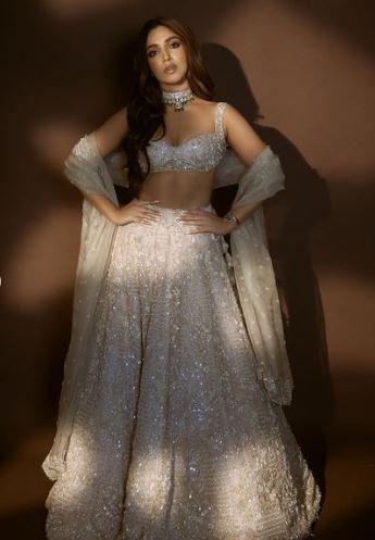 Bhumi Pednekar, Side Braid Hairstyles, Trendy Outfits Indian, Anushree Reddy, Traditional Indian Outfits, Dream Wedding Ideas Dresses, Indian Bridal Outfits, Indian Suits, Bridal Lehenga