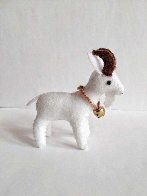 Felt Goat, Goat Stuffed Animal, Plushie Handmade, Animal Felt, Felt Stories, Animal Sewing Patterns, Felt Christmas Decorations, Paper Craft Diy Projects, Felt Decorations