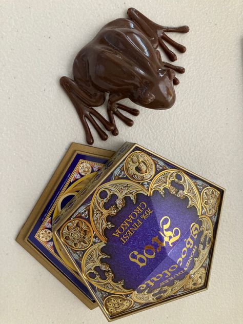 Advent Embroidery, Harry Potter Chocolate Frogs, Harry Potter Clay, Frog Project, Chocolate Frogs Harry Potter, Bread Decoration, Harry Potter Creatures, Harry Potter Candy, Chocolate Frogs