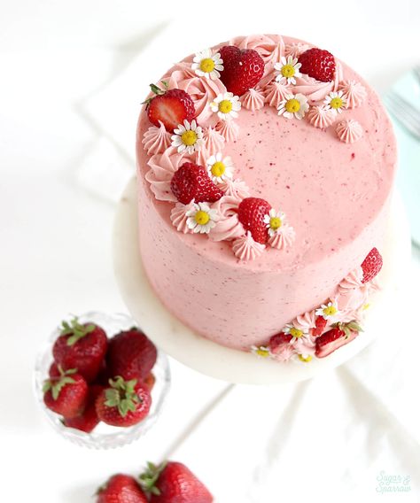 The Tastiest From-Scratch Strawberry Cake Recipe - Sugar & Sparrow Strawberry Layer Cake, Strawberry Layer Cakes, Cake With Flowers, Fresh Flower Cake, Strawberry Cake Recipes, Summer Cakes, Frozen Cake, Strawberry Cakes, Kue Ulang Tahun