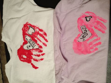 Valentine's Day handprint t-shirt craft. Hand Print Tshirt Ideas, Hug Tshirt Painting, Daycare Valentines, Handprint Shirt, Hug Shirt, Hug Tshirt, Hand Printed Shirt, Shirt Craft, Diy Photo Book