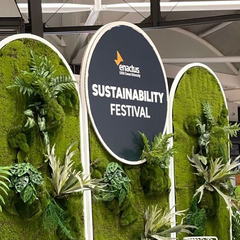 Visual Merchandising Artisans & Educators on Instagram: "Lush styling and staging for last weekend's @enactusecu Sustainability Festival @lakesidejoondalup 🌿 💚⁠ ⁠ A backdrop and stage area to share ideas, hold the speaker series and events for the festival. 🌿 💚⁠ ⁠ 🌿 Concept Design, Props & Styling by us⁠ 🌿 Stage @theoriginaleventcompany⁠ 🌿 Chairs @hiresociety⁠ 🌿 Print @centregraphics⁠ 🌿 Install Assist @cyclus⁠ ⁠ #designmerchants #designmerchantsperth #visualmerchandising #visualmerchandisingperth #lakesidejoondalup #enactusECU #retailactivation #perthretailactivation #perthcreatives #windowdisplay #prophireperth ⁠" Sustainability Event Ideas, Sustainable Stage Design, Sustainable Event Design, Plant Festival, Sustainable Festival, Sustainable Event, Conference Branding, Merchandising Tips, University Events