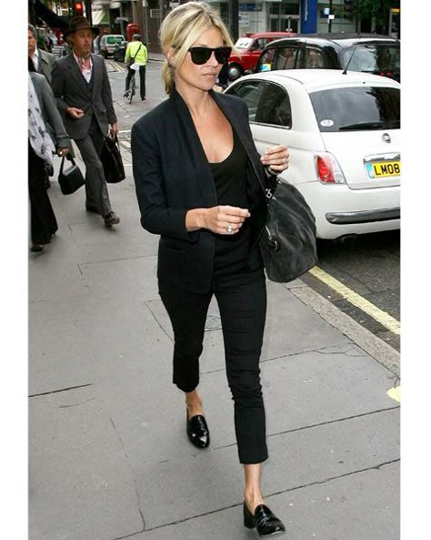 getting some penny loafers Minimalisticky Chic, Kate Moss Style, Mode Tips, Walking Down The Street, Woman In Black, Carla Bruni, Style Casual Chic, Mode Casual, Christy Turlington