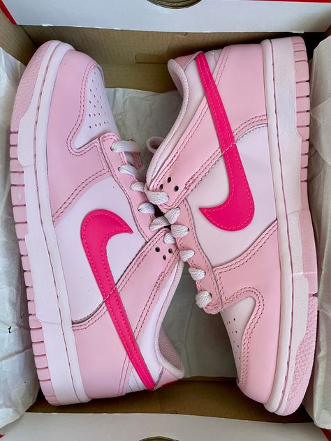 Nike Dunk Low Triple Pink, Pretty Sneakers, Back To School Shoes, Trendy Shoes Sneakers, Nike Fashion Shoes, Preppy Shoes, Pretty Shoes Sneakers, Jordan Shoes Retro, All Nike Shoes