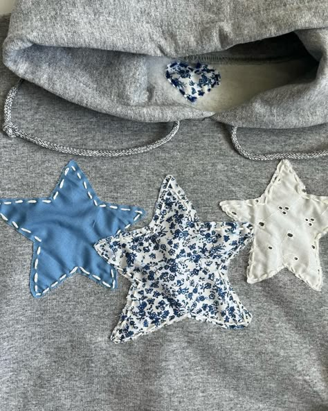 Sweatshirt Patches, Fabric Sweatshirt Diy, Hoodie Crafts, Hand Sewn Sweatshirt, Sweatshirts With Patches, Homemade Sweatshirts, Star Sweatshirt, Sweatshirt Stitching Diy, Stitched Hoodie Ideas