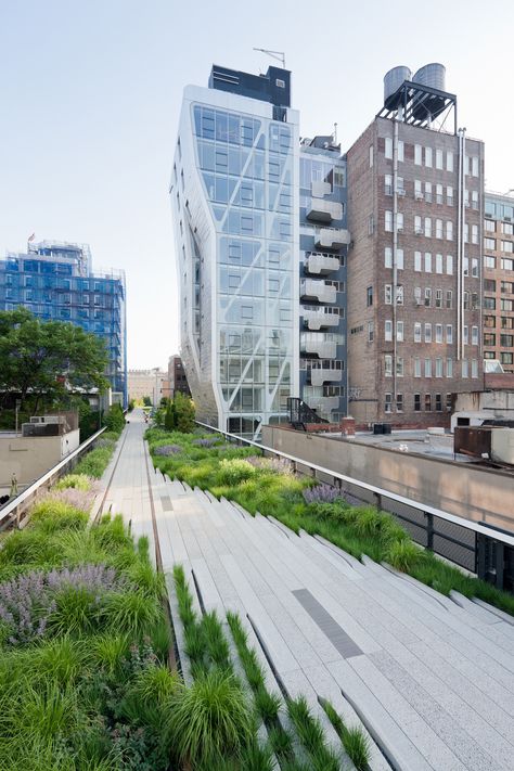 the High Line, meandering pathway passes by old and new architecture in West Chelsea, between West 24th and West 25th Streets, looking South. Highline Park, Urban Landscape Design, Urban Park, Urban Architecture, High Line, Green City, West Village, Green Roof, Landscape Projects