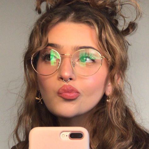 Rounded Glasses Women, Gold Round Glasses, Glasses For Round Faces, Cute Glasses Frames, Classy Glasses, Glasses Frames Trendy, Circle Glasses, Glasses Inspiration, Chic Glasses