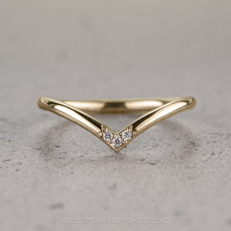 Triple Diamond Vivian Wedding Band, 14k Yellow Gold – Point No Point Studio V Shaped Gold Wedding Band, V Shaped Wedding Band, Shaped Wedding Band, Engagement Ring Pictures, Ring Inspo, Rings Unique, Moissanite Diamond Rings, Hammered Gold, Rose Gold Band