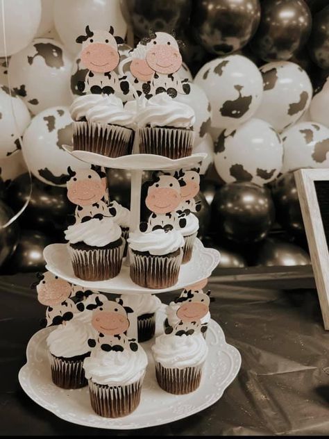 Cow Desserts Ideas, Black And White Cow Cupcakes, Cow Party Treats, Moo Moo I’m Two Food Ideas, Moo Baa La La La Party, Cow Themed Dessert Table, Cow Themed Birthday Party Decoration, Cow Theme Cupcakes, Cow Print Theme Birthday Party