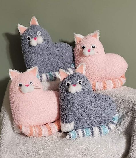 Sock Animals Diy, Sock Cat, Diy Sock Toys, Heart Cats, Octopus Crochet Pattern, Teacup Crafts, Diy Valentine's Day Decorations, Sock Dolls, Soft Toy Patterns