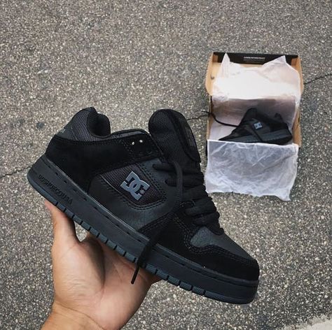 Chunky Skate Shoes, Dc Shoes Aesthetic, Dc Shoes Outfit, Tenis Dc, Dc Skate Shoes, Skater Shoes, All Black Shoes, Pretty Shoes Sneakers, Shoe Wishlist