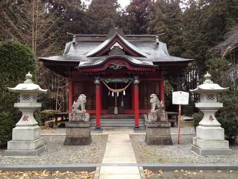 Japanese Shrine Concept Art, Acnh Shrine Ideas, Acnh References, Traditional Japanese Shrine, Sphere Architecture, Haunted House Project, Samurai Painting, Genshin Teapot, Japanese Shrines