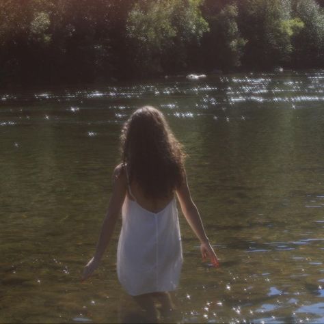 Senior Photos In Creek, Senior Photos At Lake, Lake Photoshoot Aesthetic, River Inspo Pics, River Pictures Aesthetic, River Girl Aesthetic, River Senior Photos, River Photoshoot Ideas Nature, Photoshoot In River