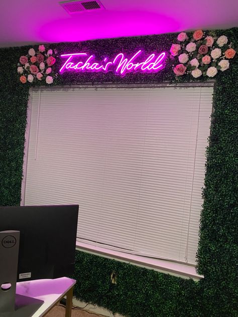 Grass Wall Backdrop Bedroom Ideas, Grass Wall In Office, Grass Wall Room Decor, Grass Wall Bedroom Ideas, Grass Wall In Bedroom, Grass Wall Backdrop Bedroom, Fake Grass Wall Decor, Grass Wall With Neon Sign, Grass Wall With Flowers