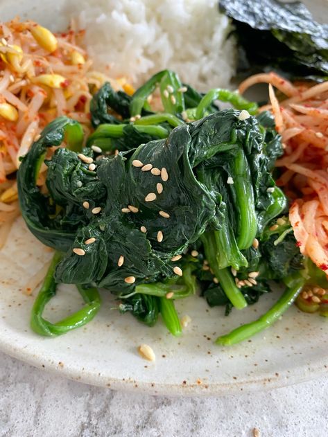 Korean Marinated Spinach Banchan: Sigeumchi Namul. This is a classic Korean banchan of spinach mixed in a garlic and sesame oil mixture. Namul Recipe, Blanched Spinach, Banchan Recipe, Korean Banchan, Sushi Roll Recipes, Best Lunch Recipes, Small Dishes, Asian Inspired Dishes, Korean Restaurant