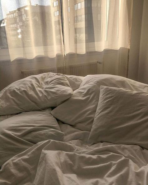 Morning Bed, Bedroom Aesthetic Cozy, Cozy Mornings, Comfy Bed, Aesthetic Pastel Wallpaper, Bedroom Aesthetic, White Bedding, Dream Rooms, Room Aesthetic