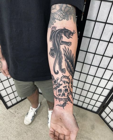 American Traditional Tattoos On Dark Skin, Traditional Lion Tattoo Design, Old School Chest Tattoo Men, Traditional Old School Tattoo Flash, Forearm Tattoo Traditional, Lion Traditional Tattoo, Traditional Black Panther Tattoo, Tatto Old Scold, American Traditional Panther Tattoo