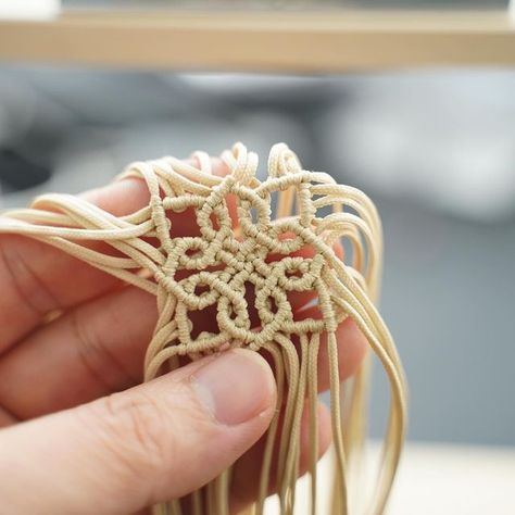 Macrame Grida, Macrame Colar, Macrame Mandala, Macrame Bracelet Patterns, Macrame Lace, Macrame Knots Pattern, Lace Art, Knots Tutorial, Diy Weaving