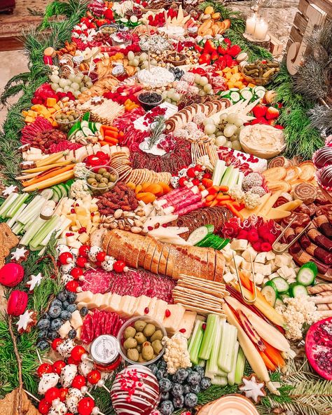 Christmas Grazing Table, Grazing Table Ideas, Progressive Dinner, Christmas Buffet, Christmas Cocktail Party, Grazing Table, Charcuterie Inspiration, Charcuterie And Cheese Board, Charcuterie Recipes