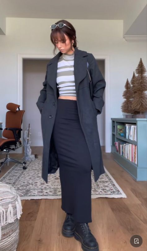 Maxi Skirt And Docs, Maxi Skirt Doc Martens, Black Maxi Skirt Outfit For Work, Doc Marten Oxford Outfit, Platform Boot Outfit, Maxi Skirt Fit, Black Maxi Skirt Outfit, Black Tube Skirt, Oxfords Outfit