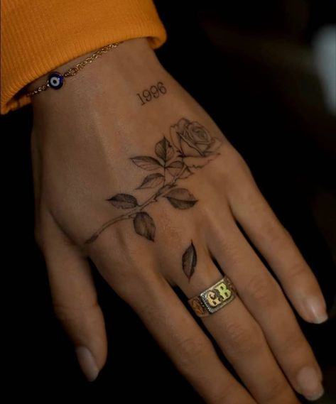 Girl Finger Tattoos, Rose Hand Tattoo, Tato Henna, Hand And Finger Tattoos, Pretty Hand Tattoos, Inspiration Tattoos, Hand Tattoos For Women, Small Hand Tattoos, Discreet Tattoos