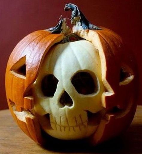 Cool Pumpkin Designs, Pumpkin Carved, Diy Halloween Dekoration, Pumpkin Carving Patterns Free, Halloween Pumpkin Carving Stencils, Pumkin Carving, Halloween Decor Diy, Creative Pumpkin Carving, Easy Pumpkin Carving