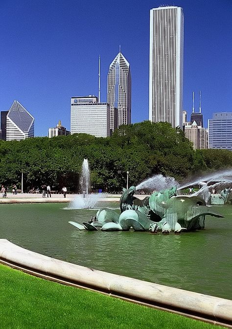 Chicago - Buckingham Fountain & City Skyline Fountain City, Buckingham Fountain, Visit Chicago, Chicago Travel, American Dream, City Skyline, Marina Bay Sands, Travel Photography, Chicago