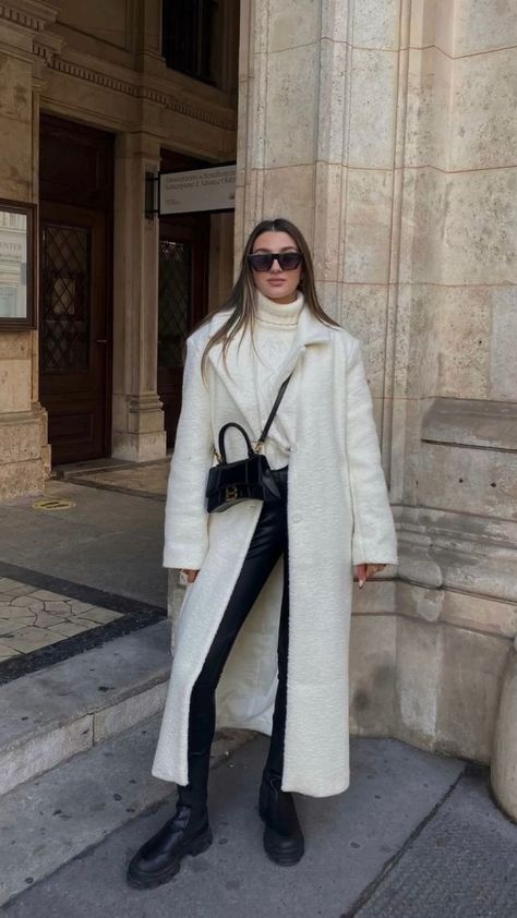 Cream Coat Outfit Winter, White Trench Coat Outfit, Outfit Manteau, Europe Winter Outfits, White Coat Outfit, Nyc Winter Outfits, New York Outfit, Winter Coat Outfits, Ny Outfits