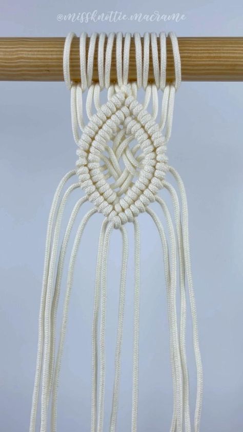 Macrame Ball Knot, Macrame Patterns Tutorials How To Make, Macrame Tutorial Step By Step, Macrame Stitches, Macrame Diamond Pattern, Macrame With Beads, Macrame Knots Step By Step, Macrame Videos, Art Macramé