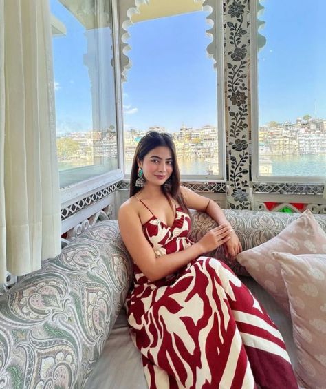 Outfits For Udaipur Trip, Udaipur Aesthetic Outfits, Outfits For Jaipur Trip, Outfits For Rajasthan Trip, Udaipur Fits, Udaipur Photography Poses, Outfits To Wear In Jaipur, Rajasthan Outfit Ideas, Udaipur Outfit Ideas