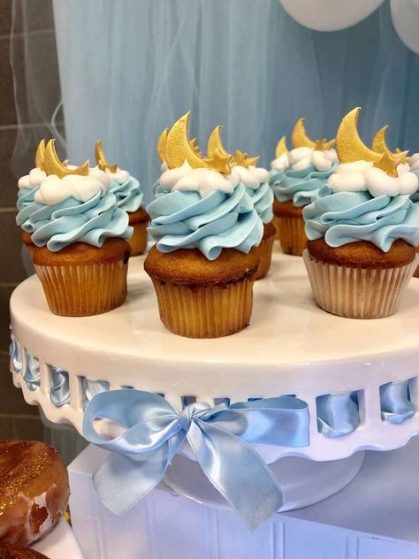 Twinkle Twinkle Little Star Shower  | CatchMyParty.com Gateau Baby Shower Garcon, Star Baby Shower Theme, Fiesta Shower, Ideas Cupcakes, Twinkle Twinkle Baby Shower, Babyshower Party, Boy Baby Shower Ideas, Moon Baby Shower, Star Shower