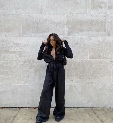 Black Satin Pants Outfit, Satin Trousers Outfit, Loungewear Street Style, Satin Pants Outfit, Satin Shirt Outfit, Black Satin Pants, Oversized Satin Shirt, Black Satin Shirt, Winter Pants Outfit