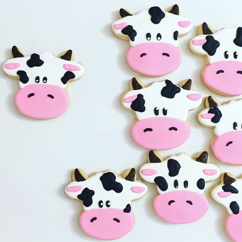 10 Genius Cookie Decorating Hacks Your Kids Can Easily Master - EatingWell Kid Friendly Cookies, Cow Cookies, Farm Cookies, Cow Birthday Parties, Cow Cakes, Cow Baby Showers, Paint Cookies, Cow Birthday, Dipped Cookies